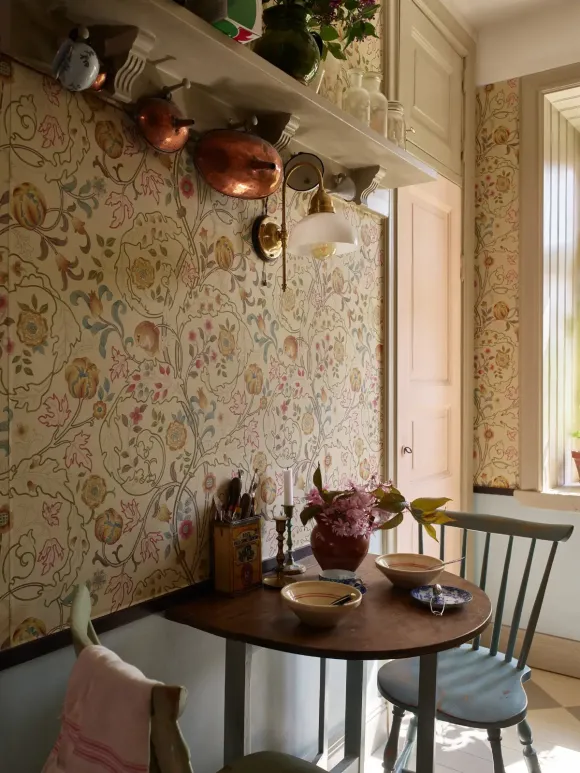 espace repas dans cuisine verte néo rustique papier-peint William Morris Mary Isobel décoration scandinave