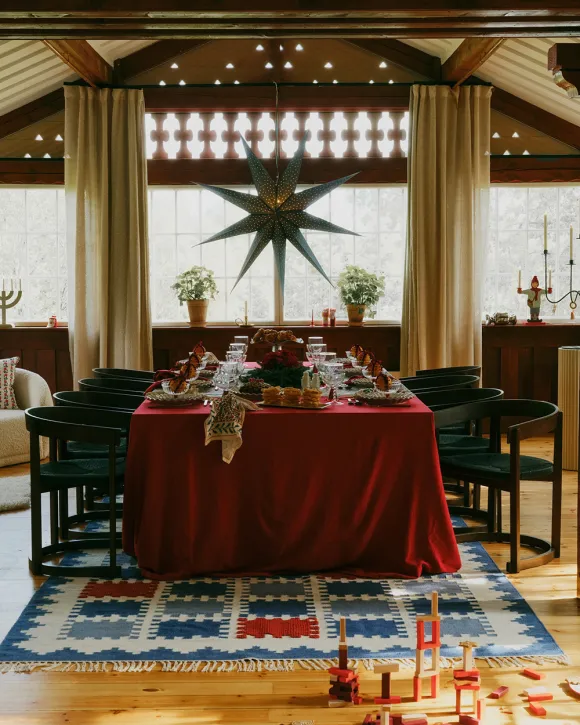 salle à manger décoration de Noël scandinave dans vieille maison en bois