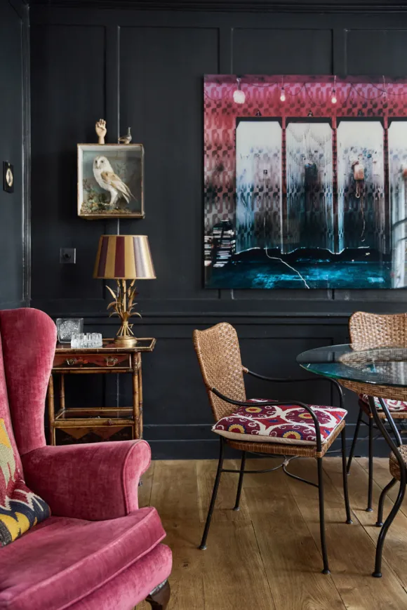 salon murs noirs maison Londres Kensington décoration contemporaine