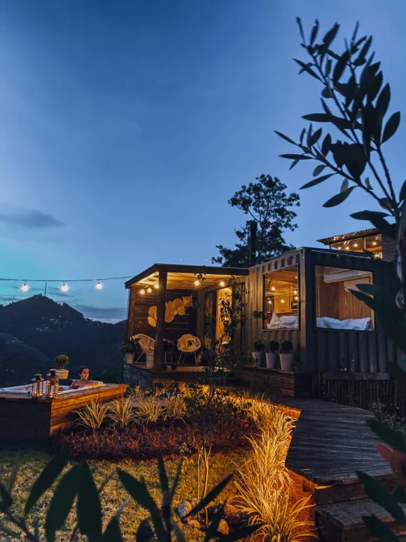 mini maison container avec jacuzzi