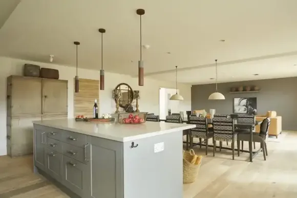 cuisine vert sauge avec îlot