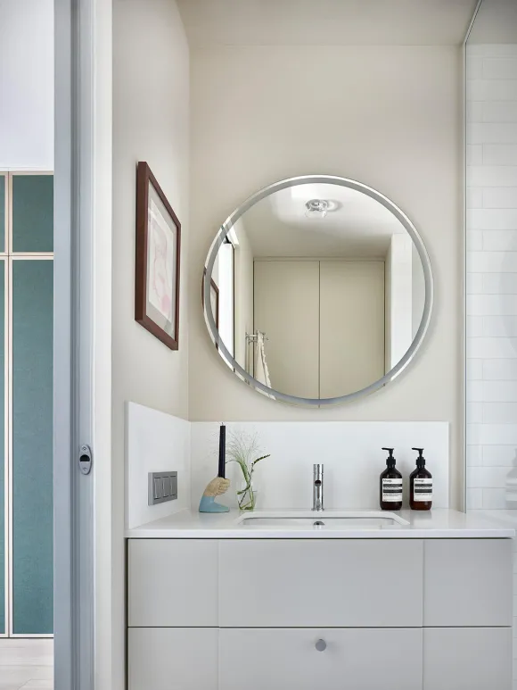 salle de bain grise et blanche