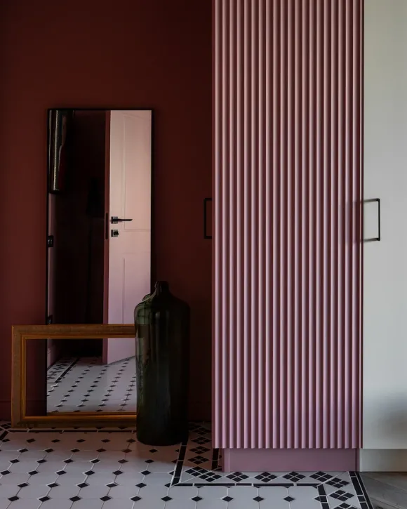 entrée murs couleur figue sol blanc à cabochons noirs décoration contemporaine studio 24m2