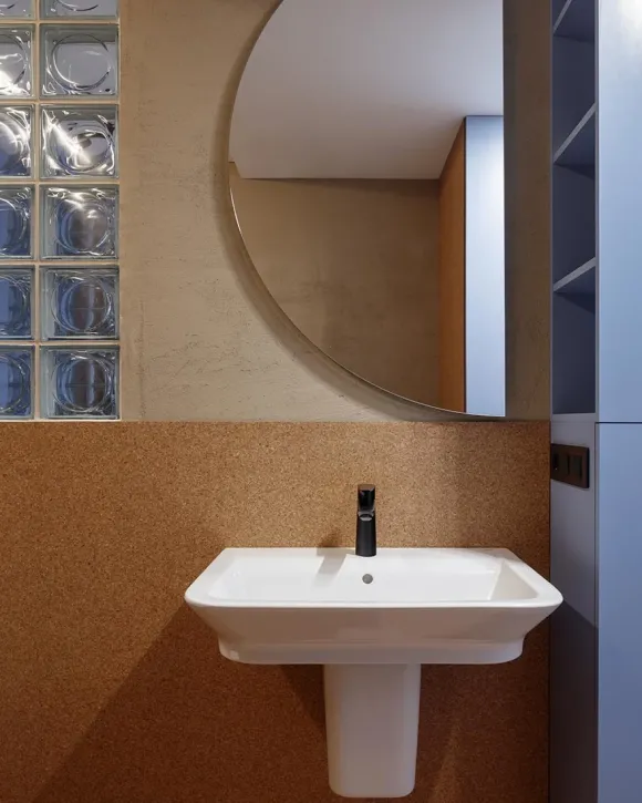 salle de bain mur liège mobilier bleu pavés de verre