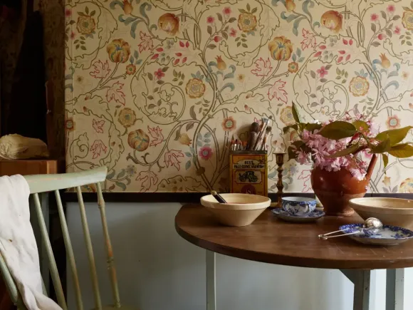 espace repas dans cuisine verte néo rustique papier-peint William Morris Mary Isobel décoration scandinave