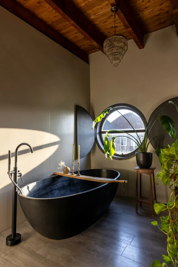 salle de bain design baignoire îlot noire plafond bois avec poutres