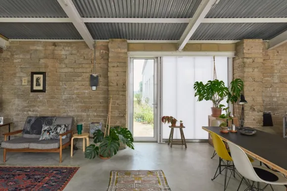 salle à manger et salon décoration vintage grange rénovée en maison architecte The Old Byre Ile de Wight