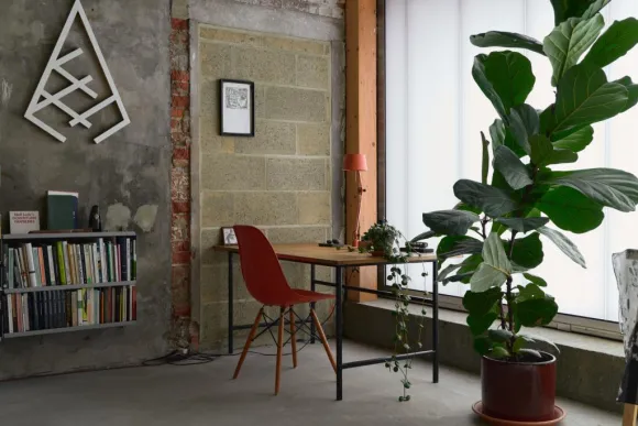 bureau dans chambre décoration vintage grange rénovée en maison architecte The Old Byre Ile de Wight
