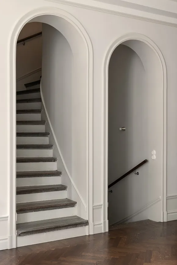 escalier ancien avec ouverture cintrée