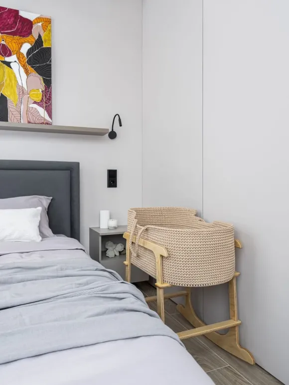 chambre avec lit bébé décoration design grise petite maison miroir de 36m2