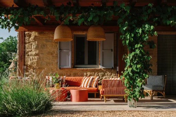 terrasse abritée maison en pierres Italie avec piscine rénovée dans les Marches