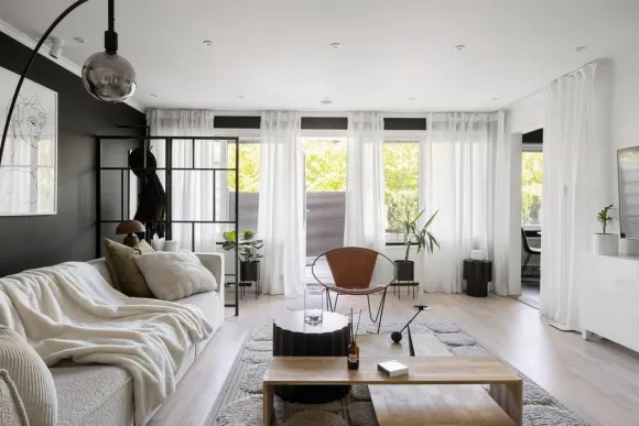 salon mur noir décoration design et scandinave appartement deux-pièces 68m2