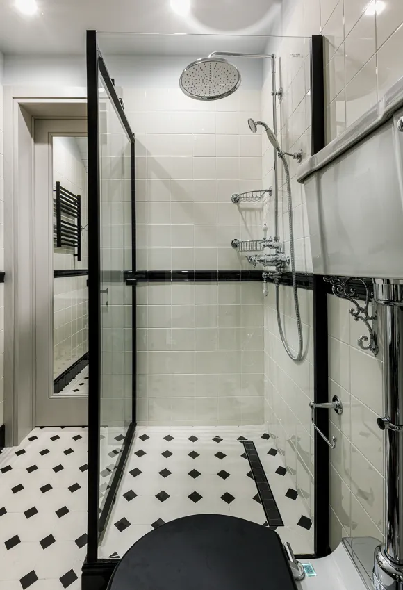 salle de bain blanche et noire sol cabochons