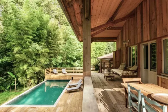 terrasse et piscine maison en bois