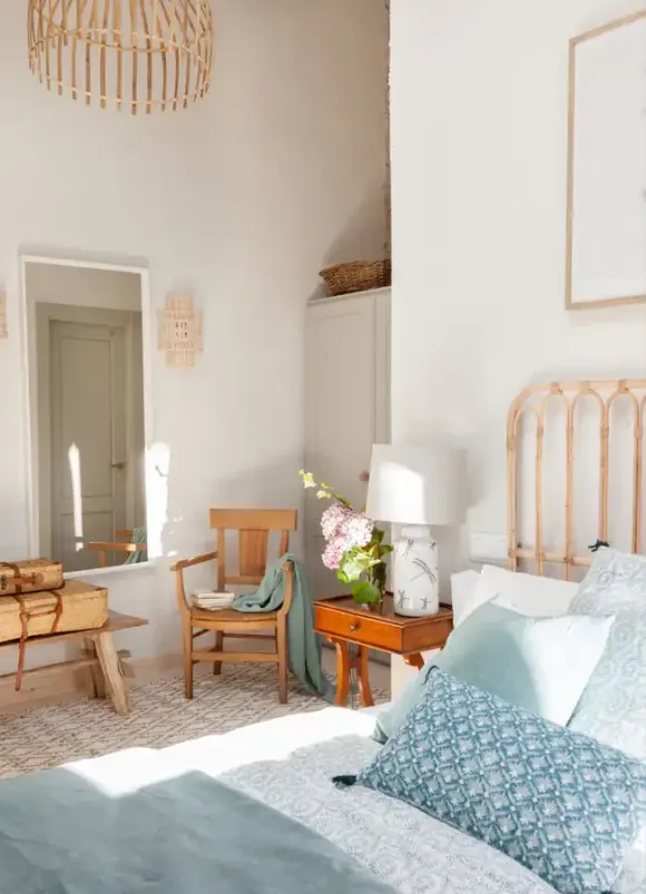 chambre avec poutres décoration rustique chic maison rénovée Espagne