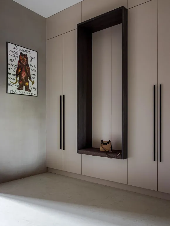 entrée avec banc et placards design gris