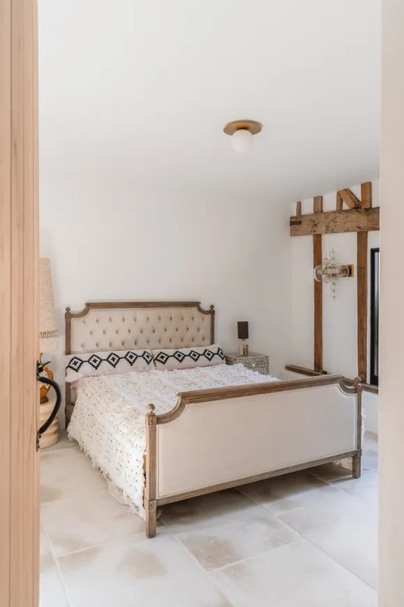 chambre avec colombages et poutres ancienne grange rénovée du 18e siècle