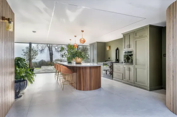 cuisine ouverte avec baie vitrée décoration contemporaine colorée vert sauge