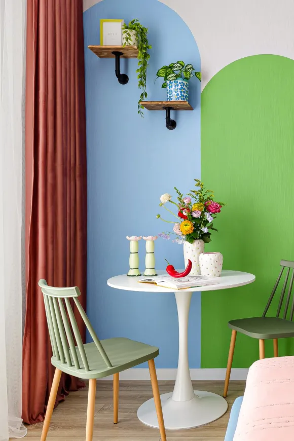 espace repas petit studio 26m2 décoration colorée style Memphis