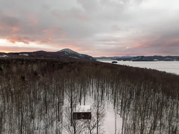 maison en bois contemporaine façade noire dans la neige