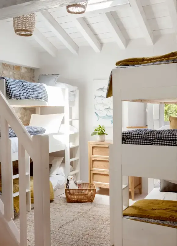 dortoir enfants lits superposés avec poutres décoration rustique chic maison rénovée Espagne