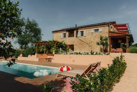 maison en pierres Italie avec piscine rénovée dans les Marches