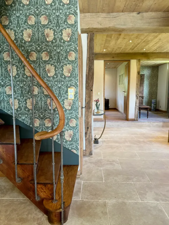 escalier papier-peint William Morris décoration rustique chic maison ancienne rénovée à colombages en Normandie le Clos du Haut