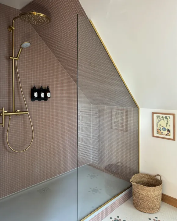 douche mansardée décoration rustique chic maison ancienne rénovée à colombages en Normandie le Clos du Haut