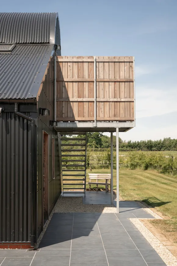maison contemporaine façade métal noir et bois mélèze