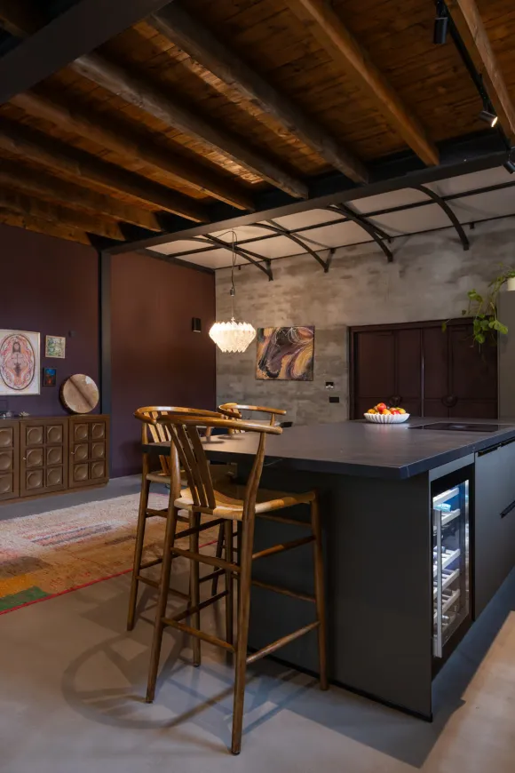 salle à manger et cuisine ouverte maison de ville dans ancien cinéma