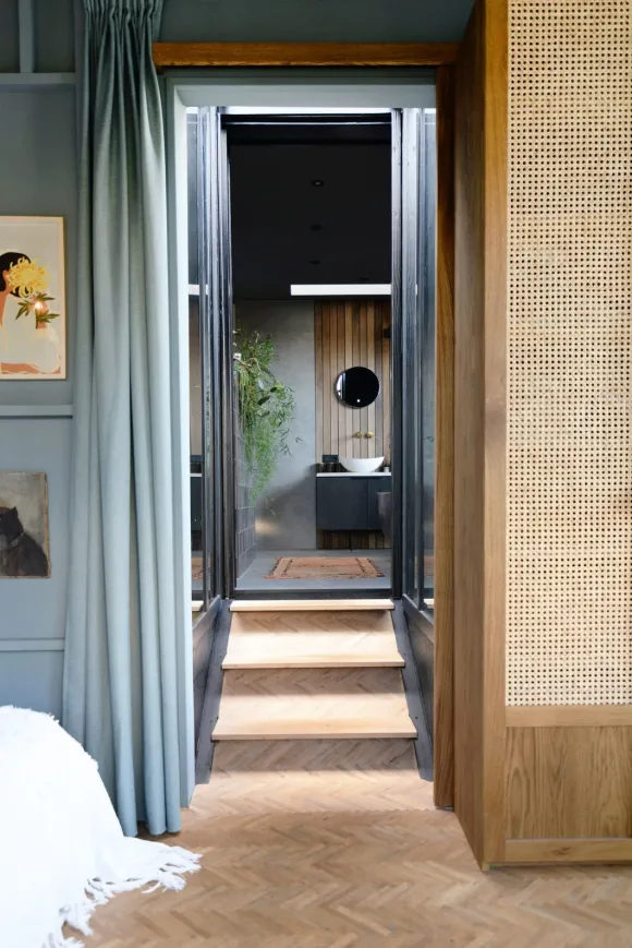 chambre décoration moderne murs bleus et bois avec salle de bain