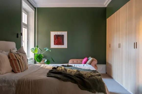 chambre murs vert décoration scandinave appartement ancien rénové