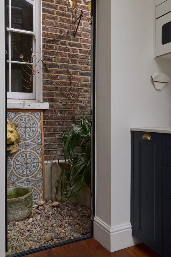 cuisine shaker appartement avec jardin Londres décoration contemporaine