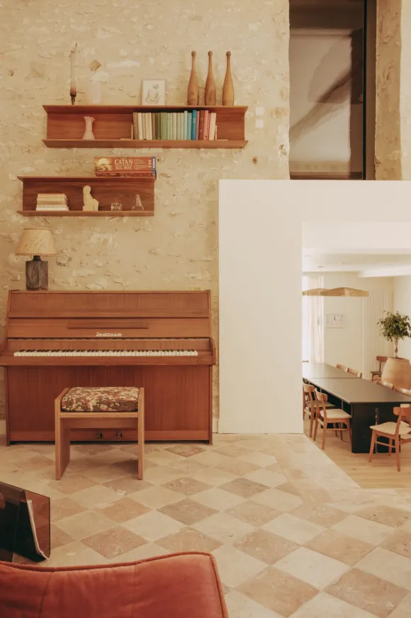 salon mur pierres maison de campagne ancienne The Oasis House