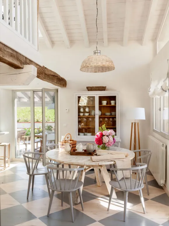 salle à manger avec poutres et sol à damier décoration rustique chic maison rénovée Espagne