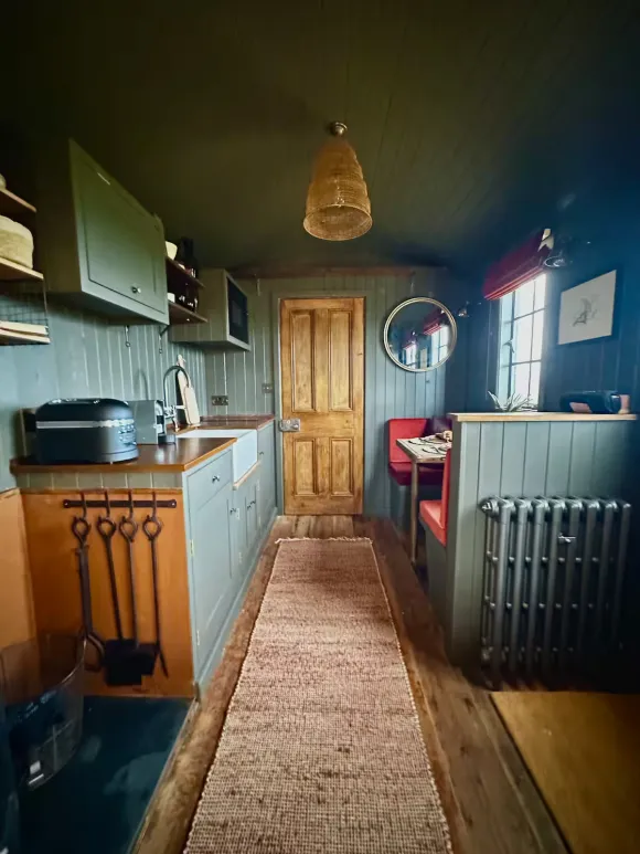 intérieur tiny house roulotte style cabane de berger