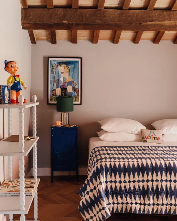 chambre avec poutres décoration contemporaine maison en pierres Italie avec piscine rénovée dans les Marches