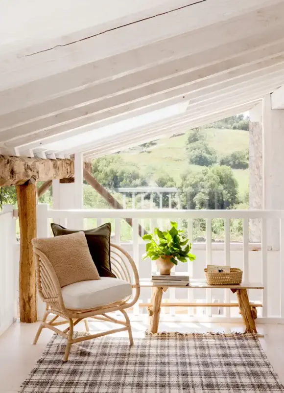salon avec poutres sur mezzanine maison rénovée Espagne