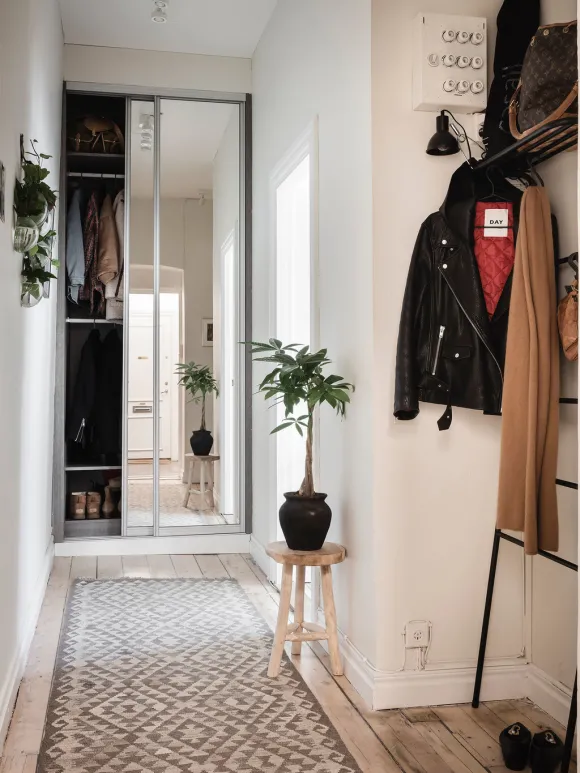 entrée avec placard miroir décoration contemporaine