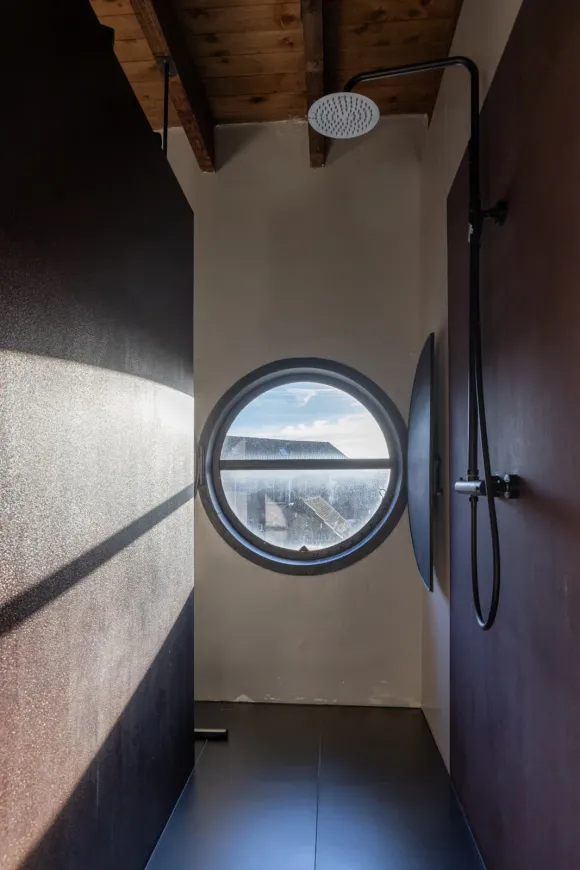 douche design avec fenêtre oeil de boeuf