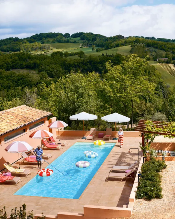 piscine maison en pierres Italie avec piscine rénovée dans les Marches