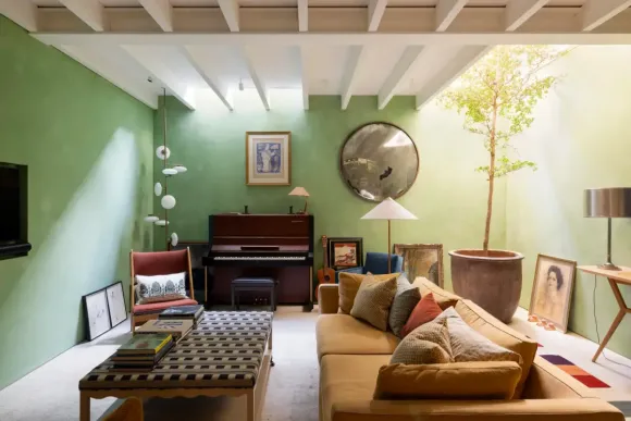 salon mur vert décoration contemporaine maison victorienne rénovée Londres