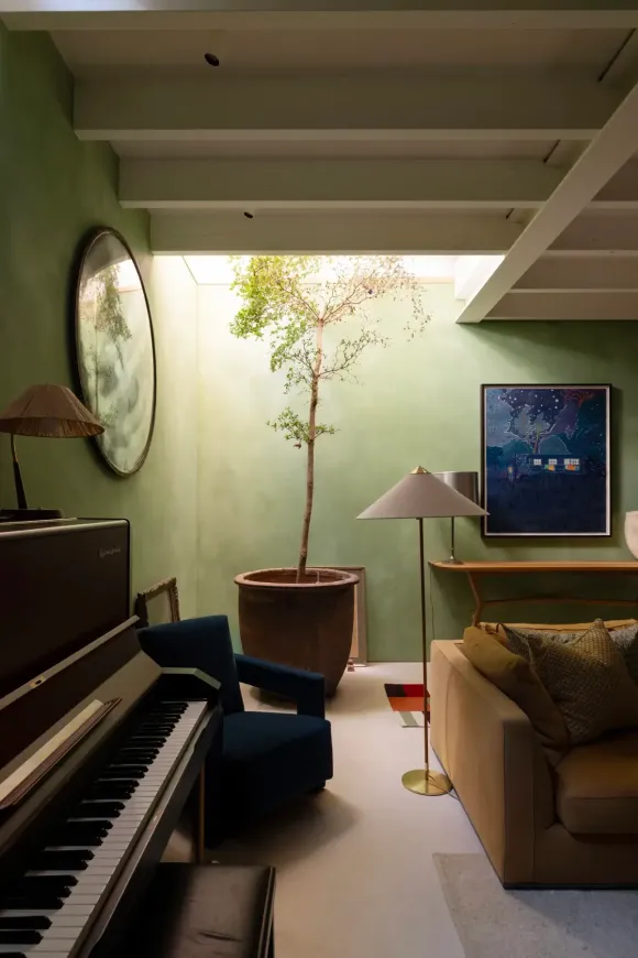 salon mur vert décoration contemporaine maison victorienne rénovée Londres