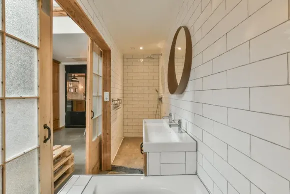 salle de bain carrelage blanc du sol au plafond