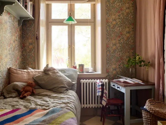 chambre vintage murs papier peint William Morris Lys d'or sol parquet peint damier gris et blanc