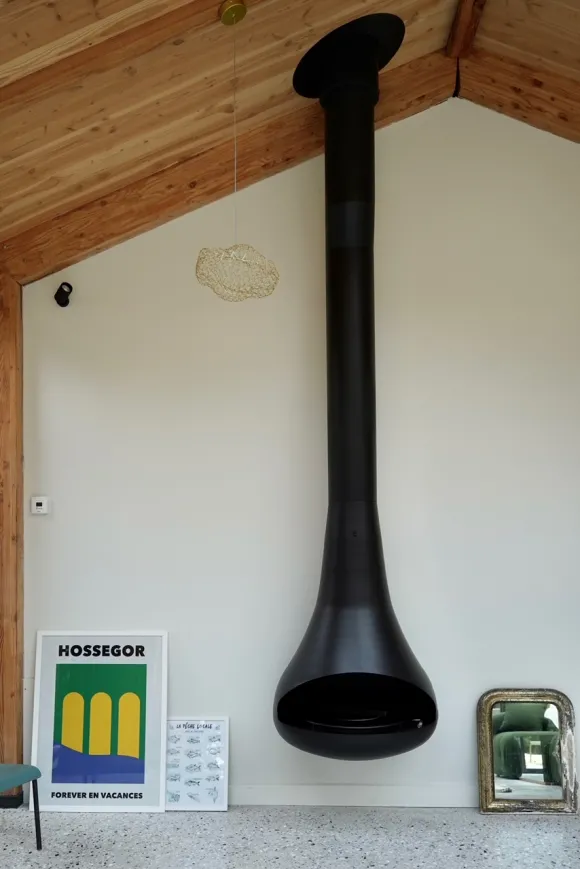 salon avec cheminée suspendue maison en bois Airial du Branasse Hossegor