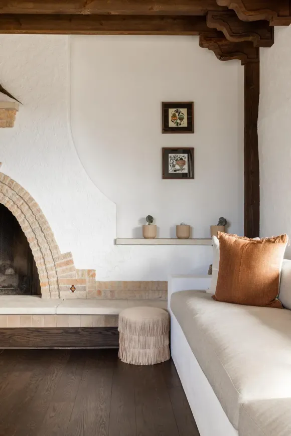 salon avec poutres décoration rustique chic maison rénovée