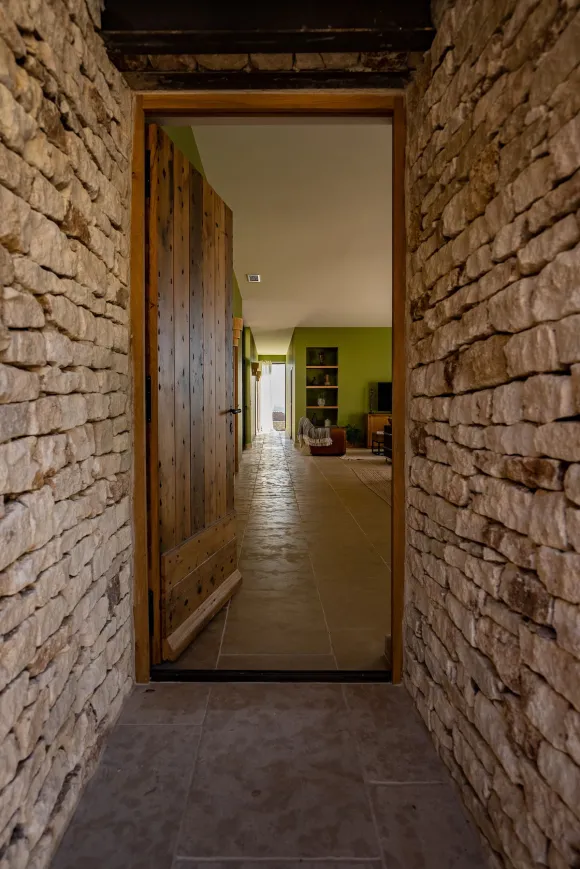 entrée maison en pierres sèches contemporaine avec piscine Gordes villa AVA