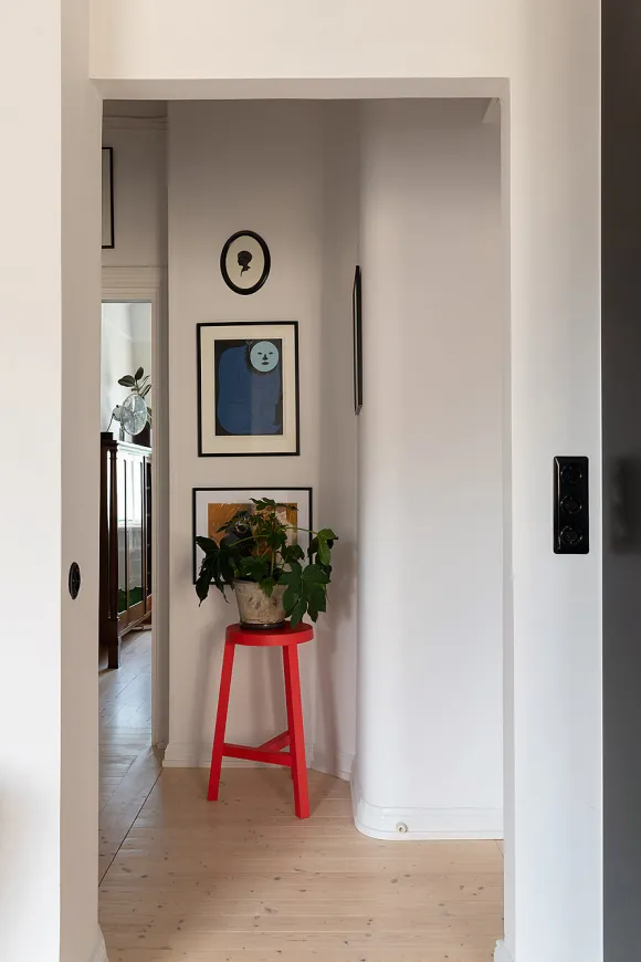 couloir avec porte-plantes rouge