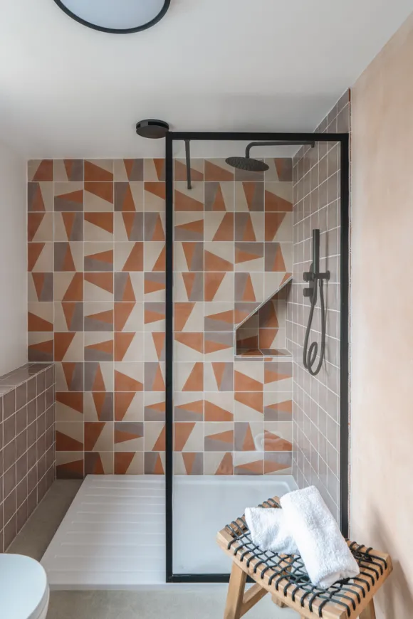 salle de bain design terracotta